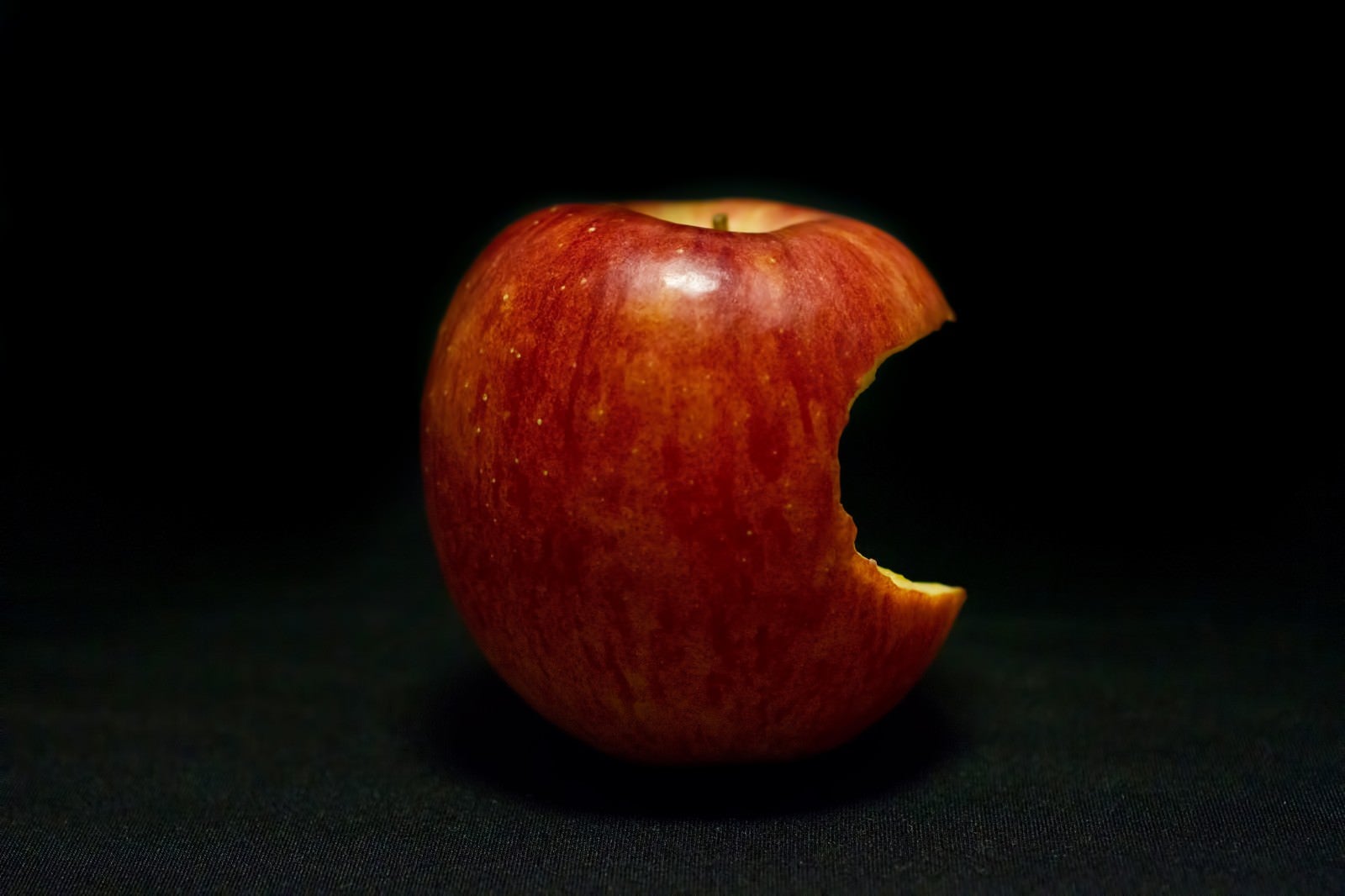 「片側をかじられた林檎（Apple）」の写真