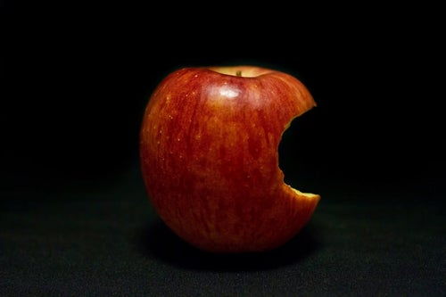 片側をかじられた林檎（Apple）の写真