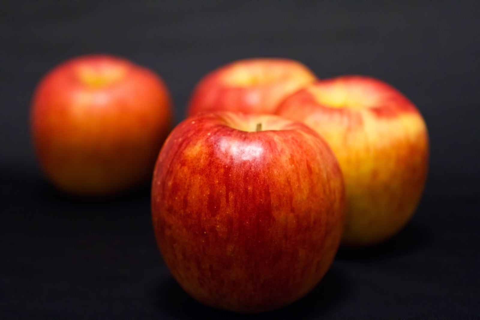 「並べられたりんご」の写真