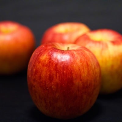 並べられたりんごの写真