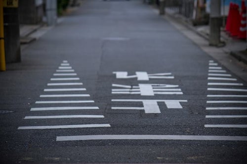 止まれの道路標識の写真