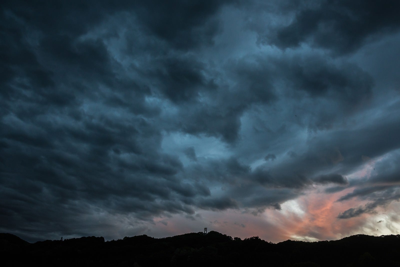 「禍々しい曇り空」の写真