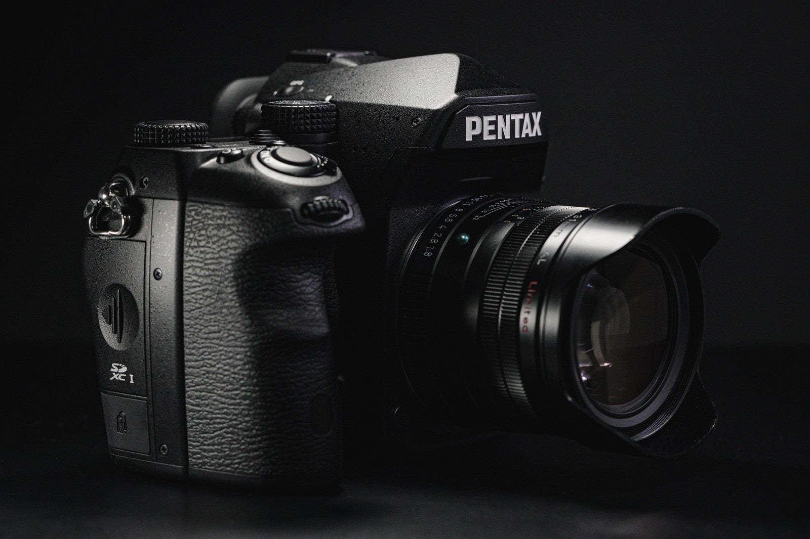 「PENTAX K-1 Mark II に  FA77mmF1.8 Limited を装着した様子」の写真