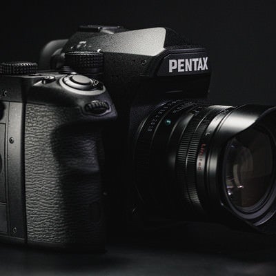 PENTAX K-1 Mark II に  FA77mmF1.8 Limited を装着した様子の写真
