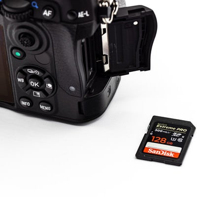 カメラボディと高速連写に対応する128GBのサンディスクのSDメモリーカードの写真