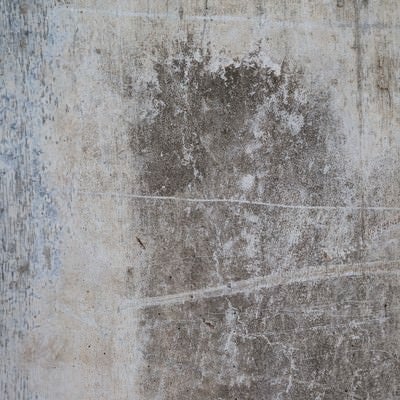 汚れとシミがついたコンクリートの壁の写真