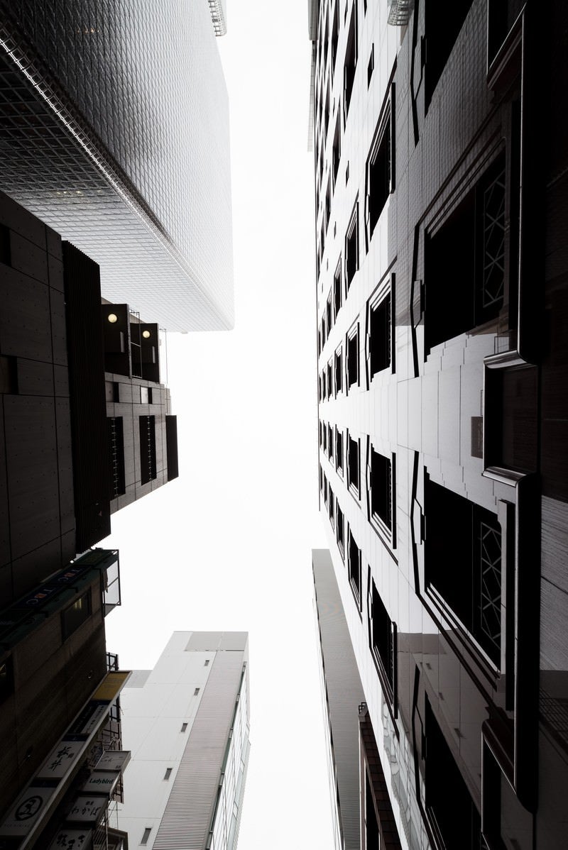 「都会のビルと見上げる空」の写真