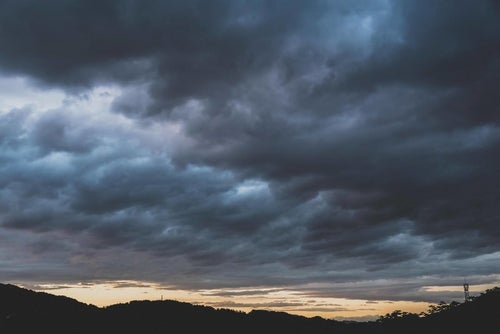 禍々しい雲と夕暮れの写真
