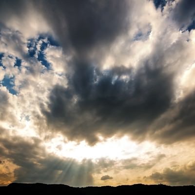 神々しい雲と天使のはしごの写真