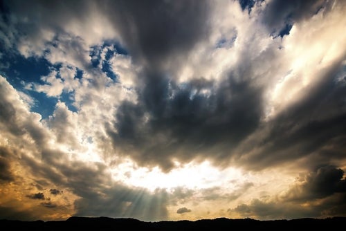 神々しい雲と天使のはしごの写真