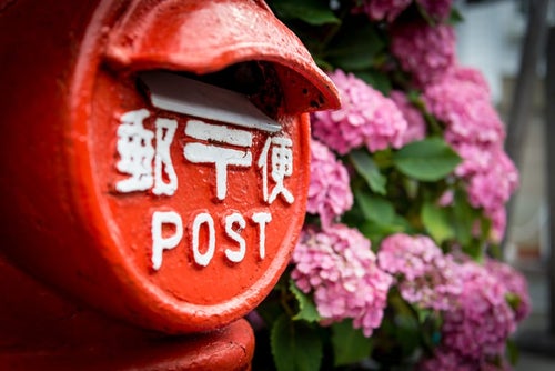 郵便ポストと紫の紫陽花の写真