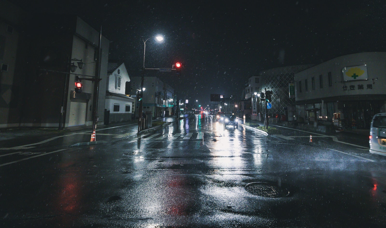 「深夜の深妙通り南交差点（雨天）」の写真