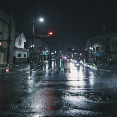 深夜の深妙通り南交差点（雨天）の写真