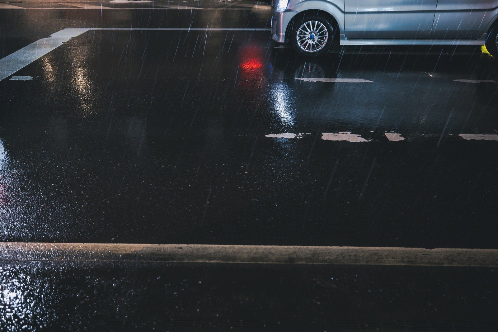 「強い雨と自動車」の写真