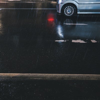 強い雨と自動車の写真