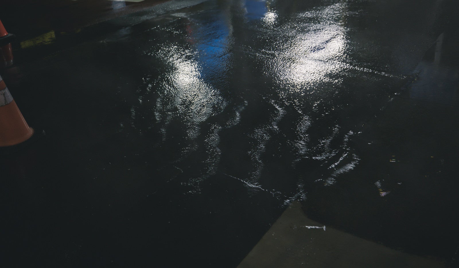 「雨で滑りやすそうな歩道」の写真