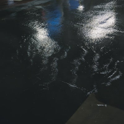 雨で滑りやすそうな歩道の写真