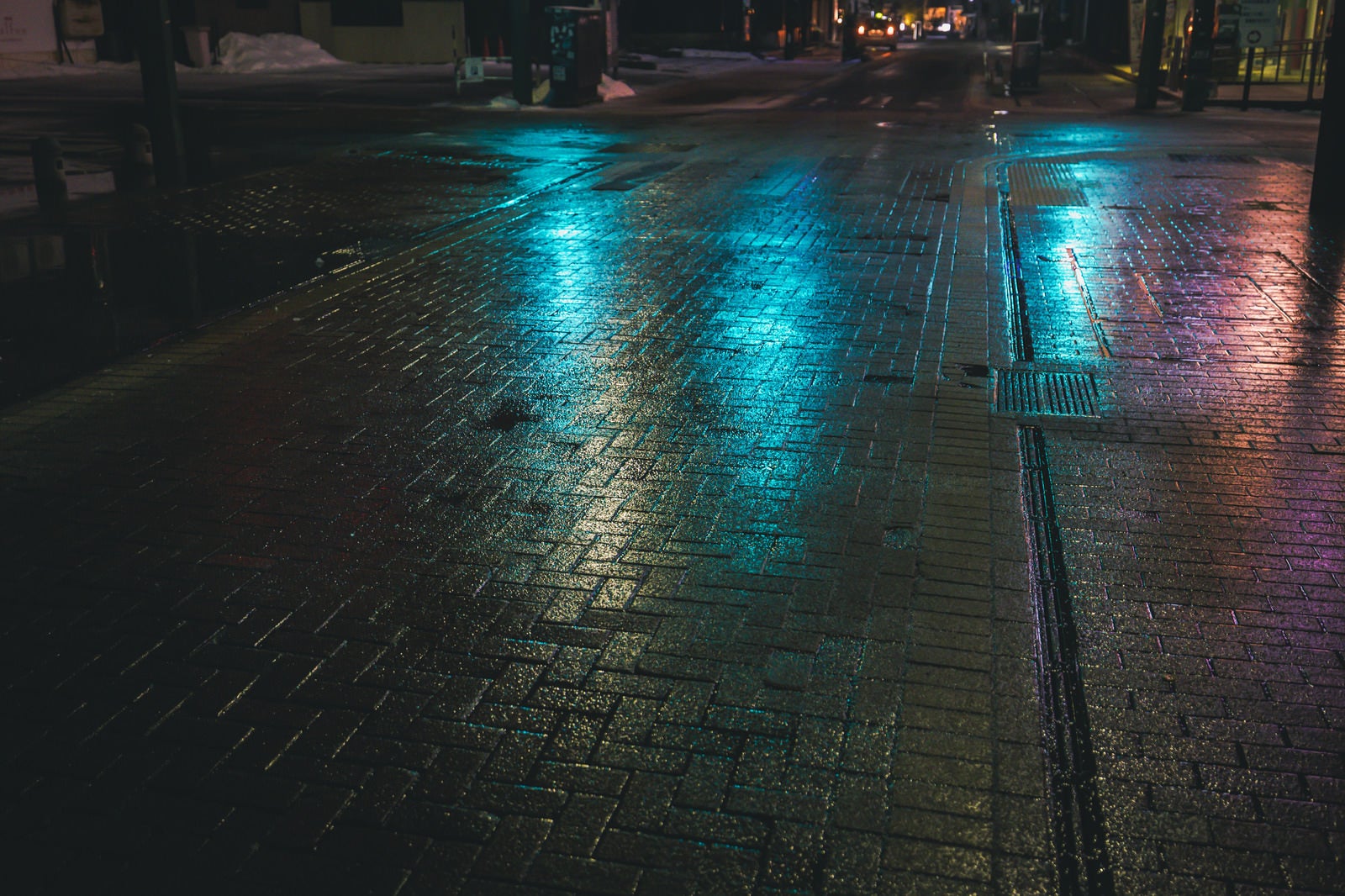 「青信号が光る雨の日の交差点」の写真