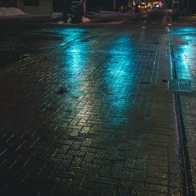 青信号が光る雨の日の交差点の写真