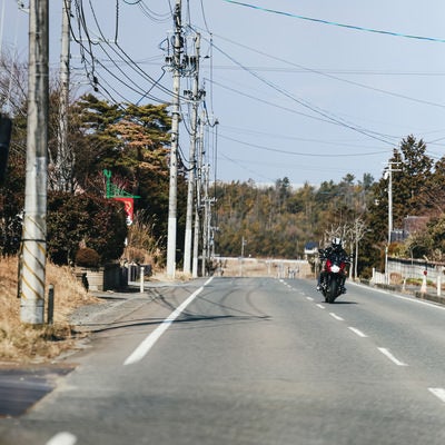 福島県の中通りを走行するバイクの写真