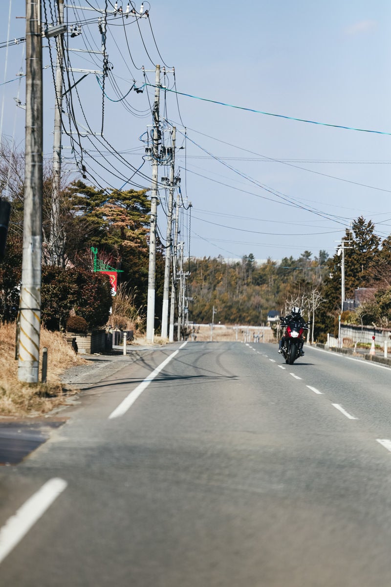 「福島県の中通りを走行するバイク」の写真