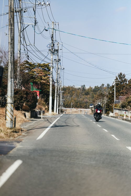 福島県の中通りを走行するバイクの写真