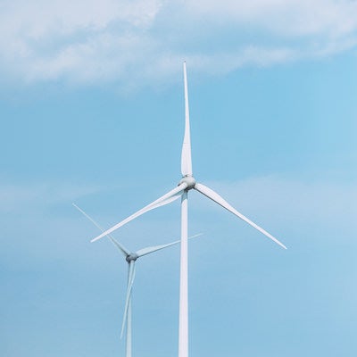 南相馬の海岸沿いにある風力発電システムの写真
