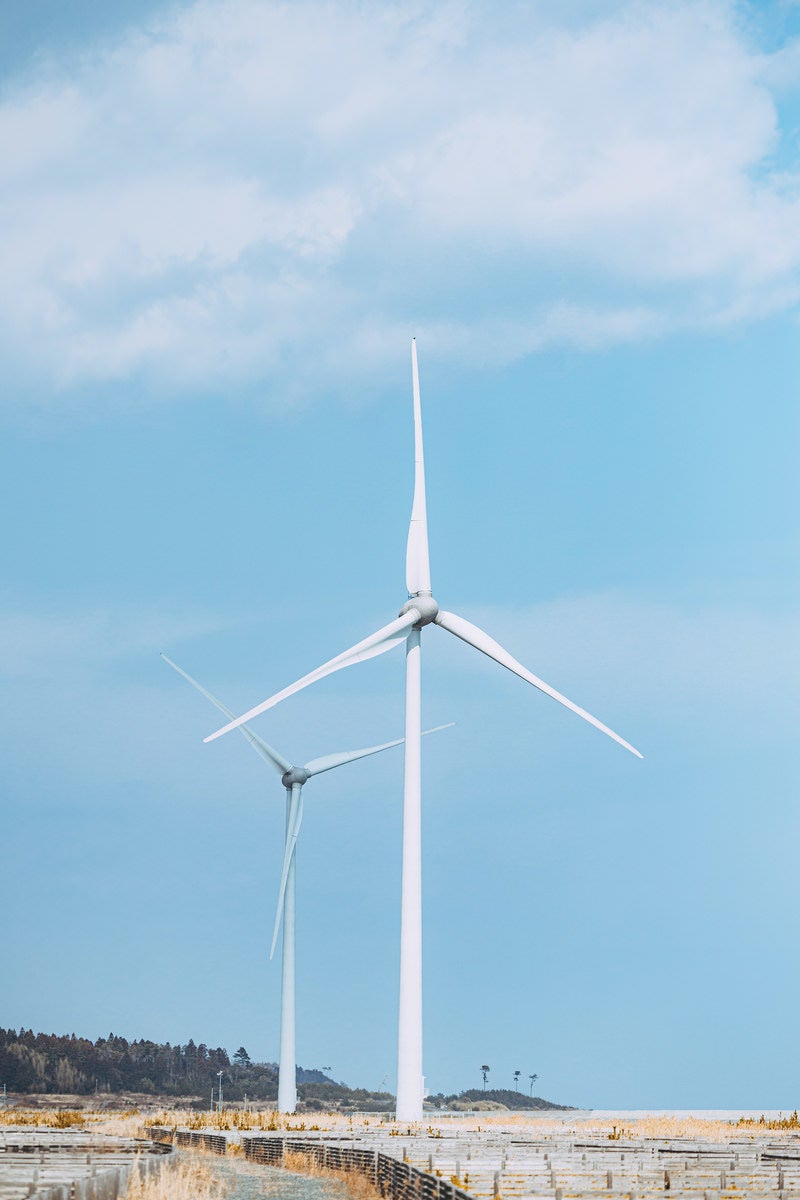 「南相馬の海岸沿いにある風力発電システム」の写真