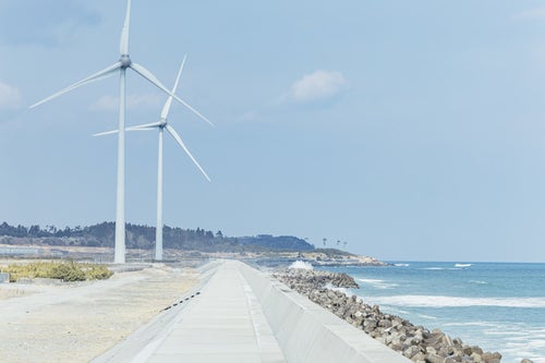 南相馬の海岸通りと風力発電の写真
