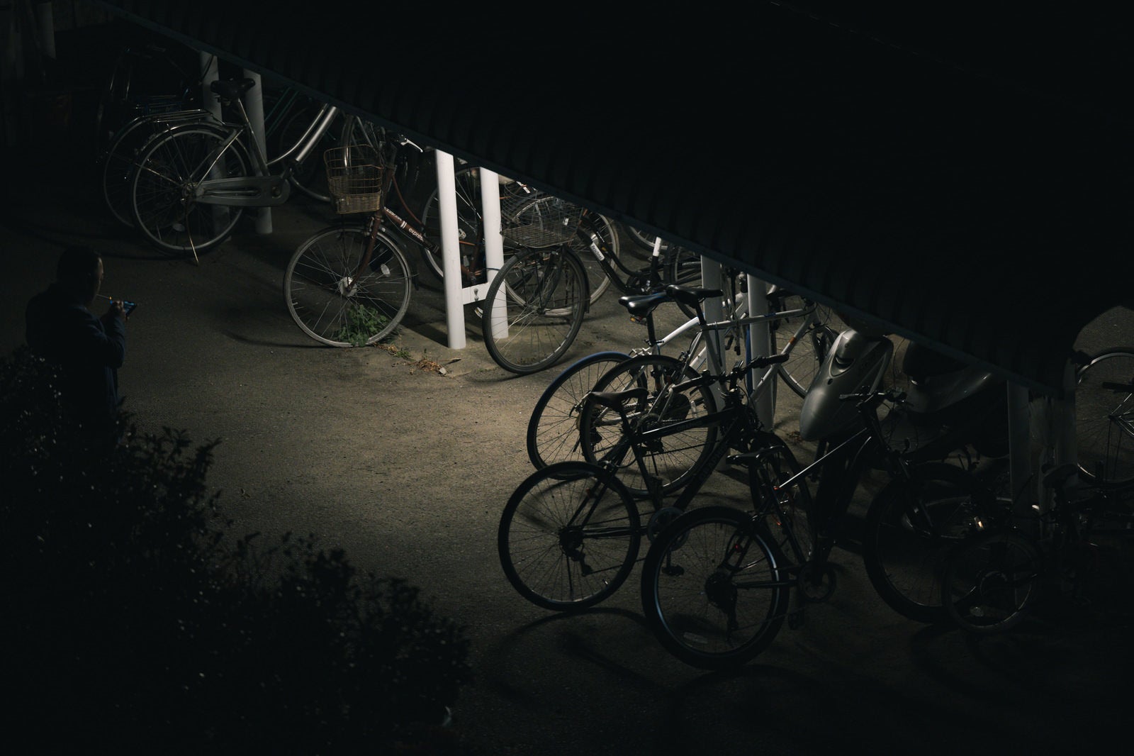 「夜の広野駅前の駐輪場」の写真