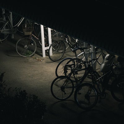 夜の広野駅前の駐輪場の写真