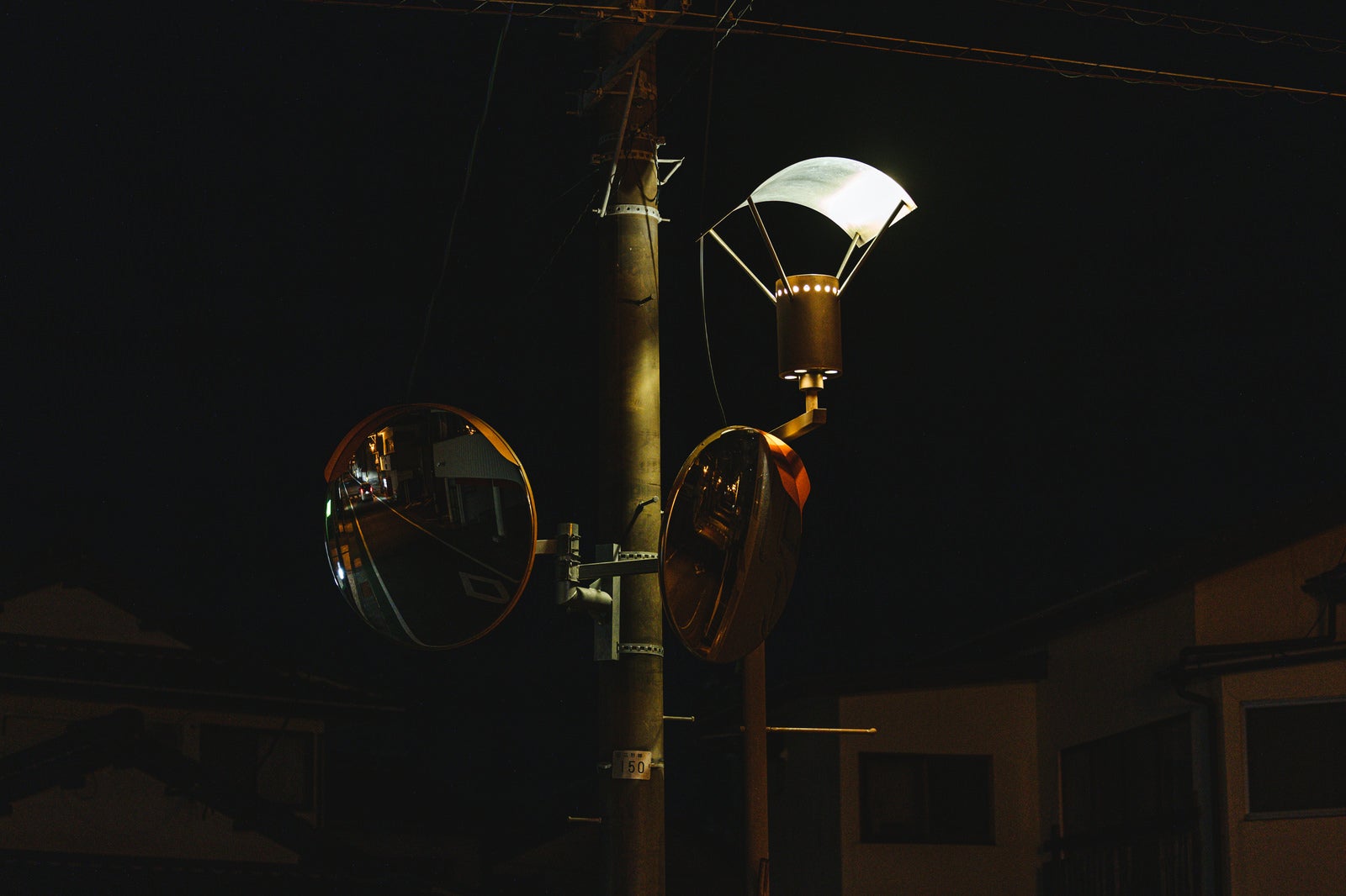 「深夜の広野町の通りの街灯とミラー」の写真