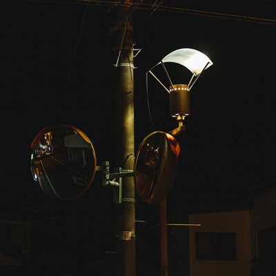 深夜の広野町の通りの街灯とミラーの写真