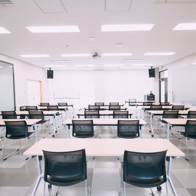 大熊インキュベーションセンターの広々とした会議室の写真