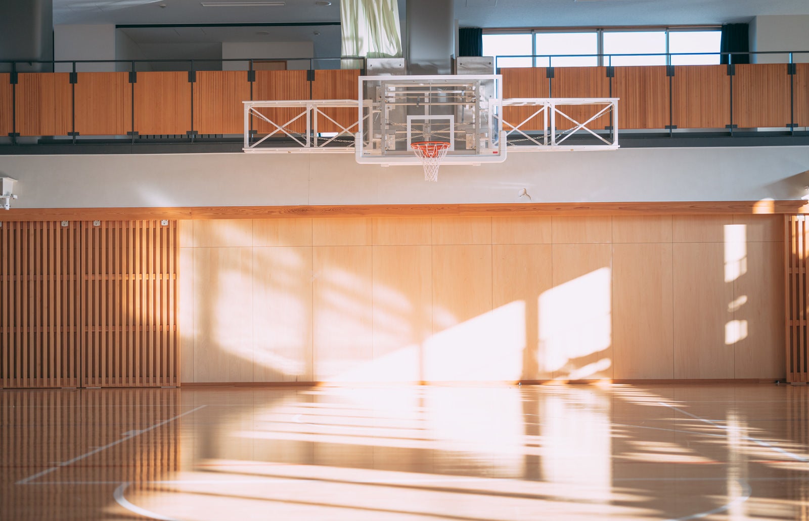 「ふたば未来学園の体育館とバスケットゴール」の写真