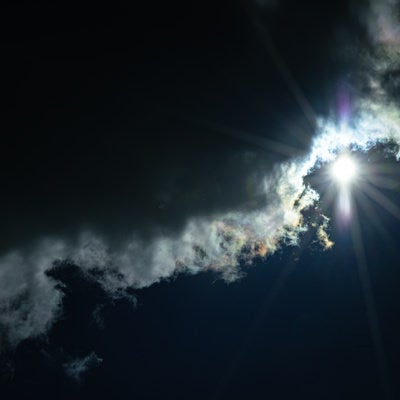 彩雲と太陽の写真