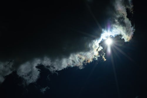 彩雲と太陽の写真