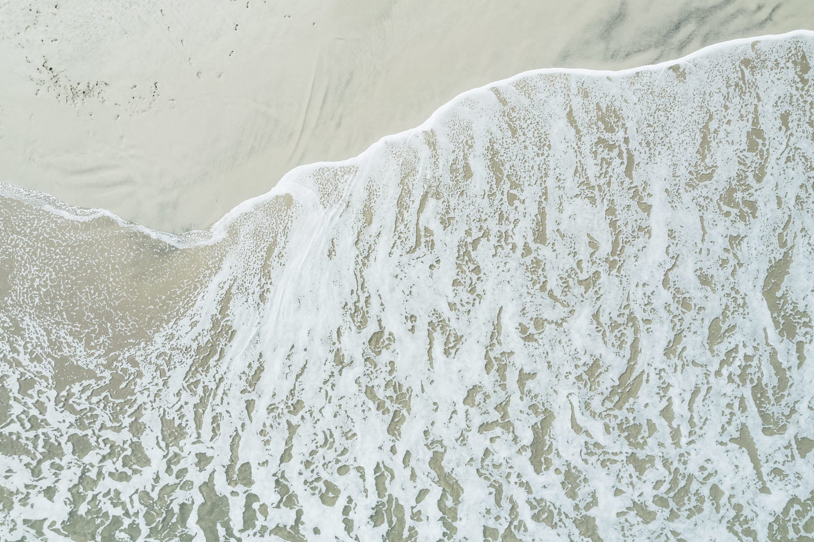 「北泉海岸の波と砂浜」の写真