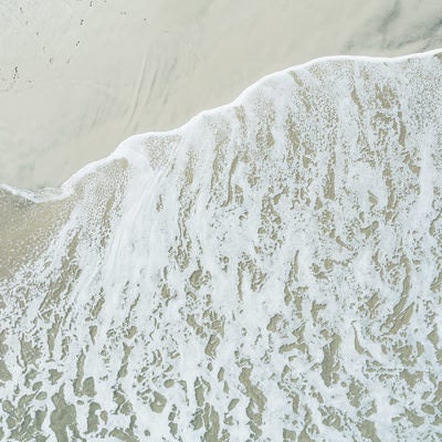 北泉海岸の波と砂浜の写真