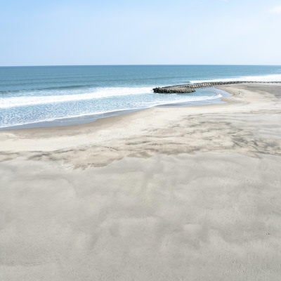波の音が聞こえる北泉海岸の砂浜の写真