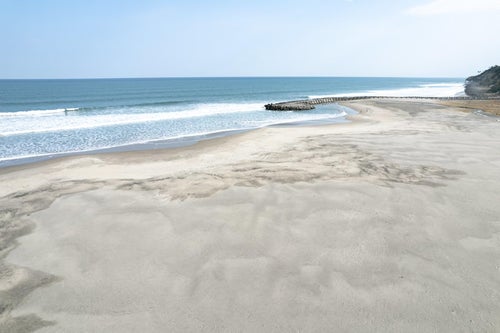 波の音が聞こえる北泉海岸の砂浜の写真