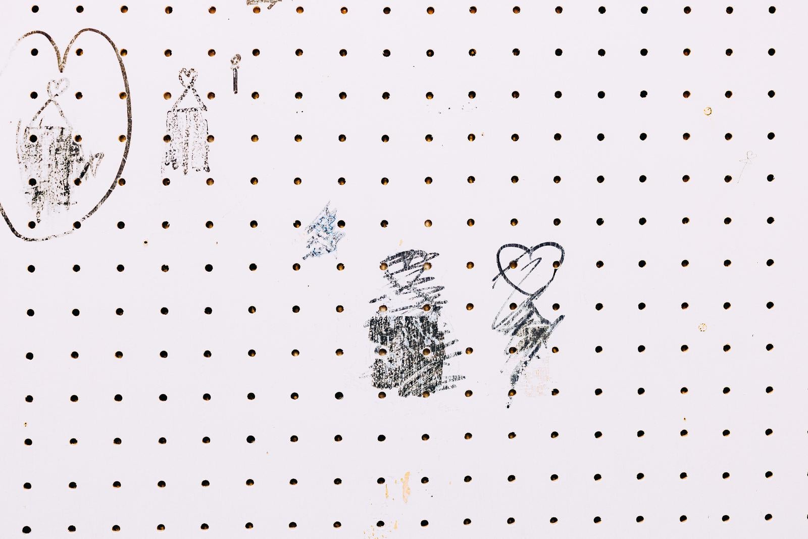 「壁に落書きされた相合い傘の数々」の写真
