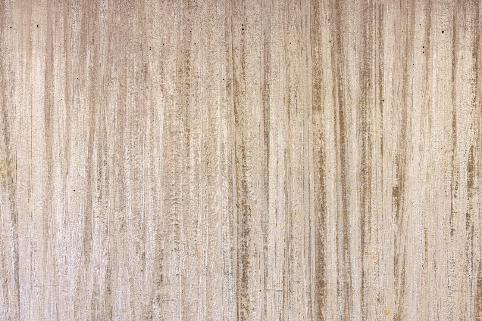 「画鋲痕が残る木目調の壁」の写真