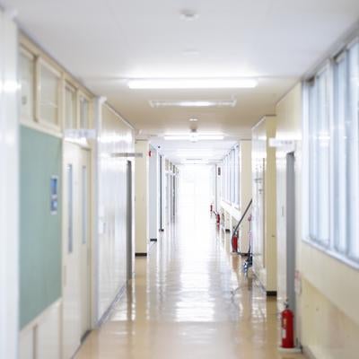 学校の廊下にある大熊インキュベーションセンターのオフィス通路の写真