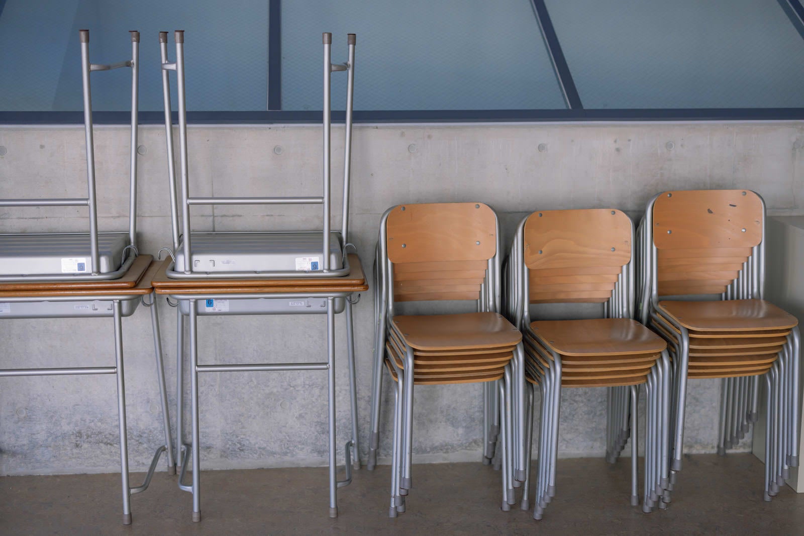 「重ねられた学校の机と椅子（双葉みらい学園）」の写真