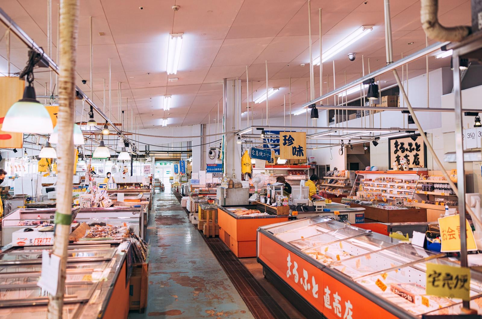 「ら・ら・ミュウの魚介類市場の様子」の写真