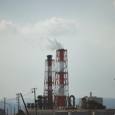 紅白の工場の煙突の写真