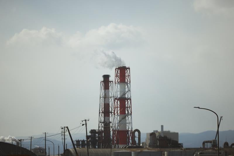 紅白の工場の煙突の写真