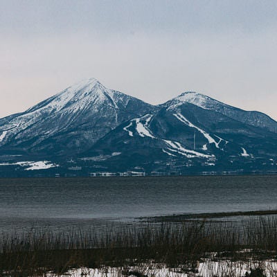 雪が残る2月上旬の磐梯山と猪苗代湖の写真