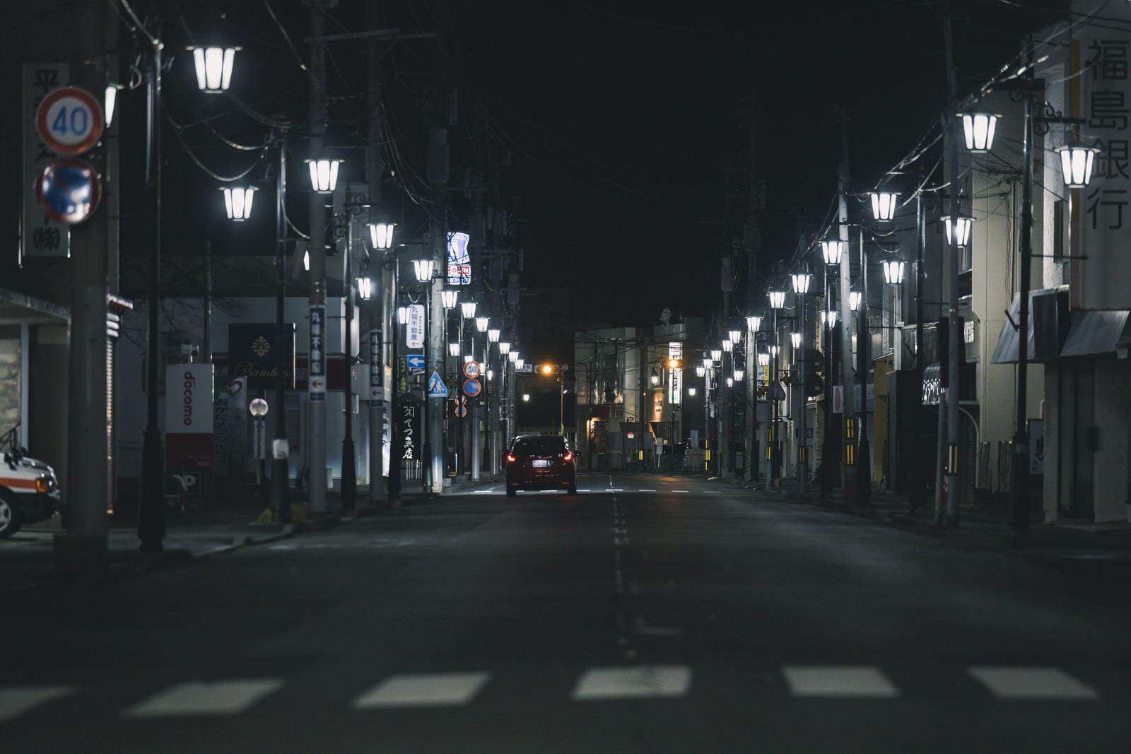「原ノ町駅前の商店街（深夜）」の写真